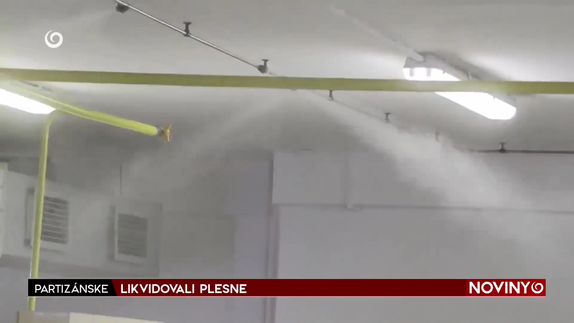 Záber z reportáže TV JOJ: suchá hmla v priestoroch školskej jedálne